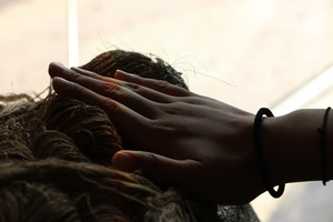 Siūlas ant riešo: kaip teisingai užrišti, kad lydėtų sėkmė