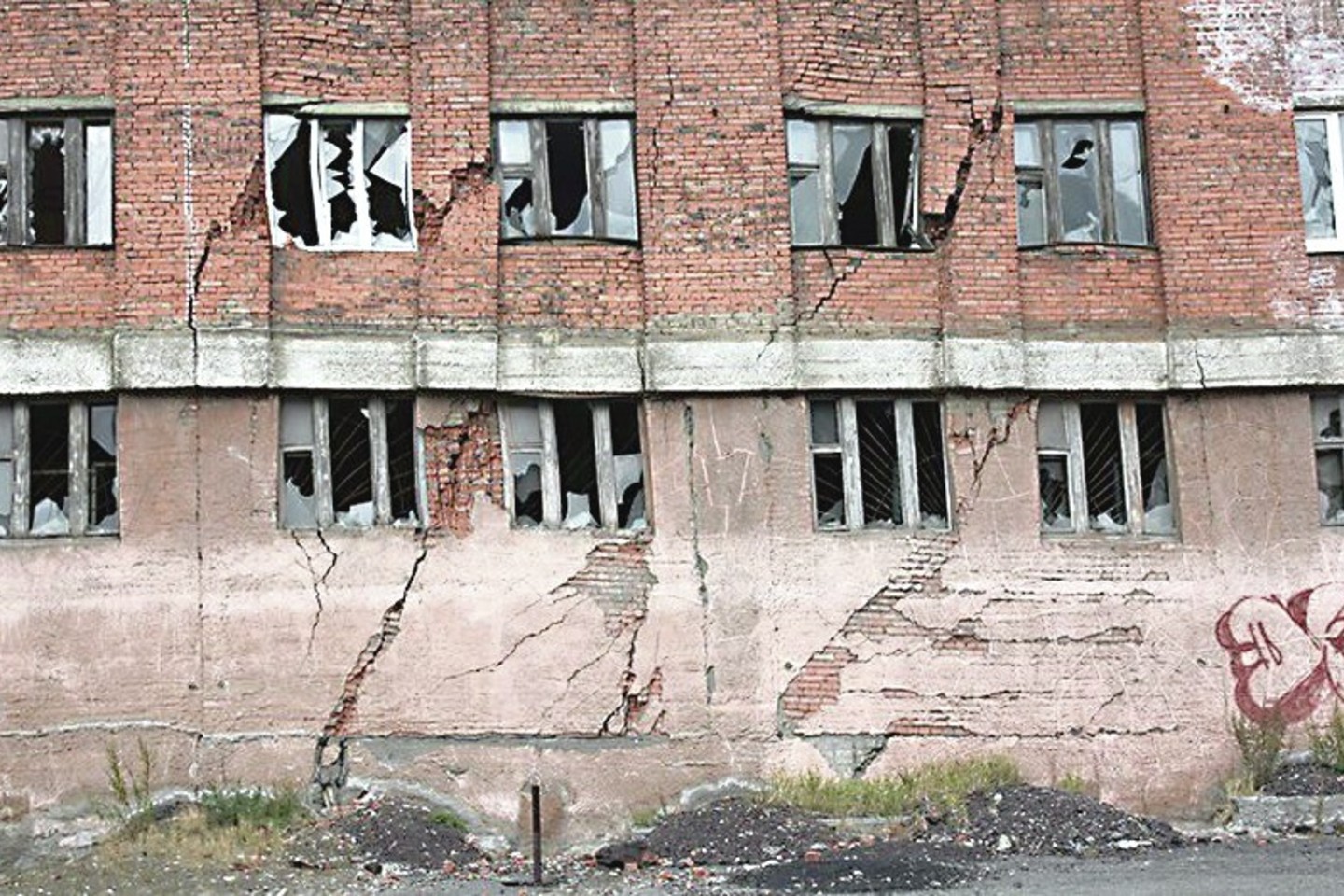 Dėl tirpstančio įšalo pastatų sienos čia aižėja, o savo namus turi palikti vis daugiau rusų.