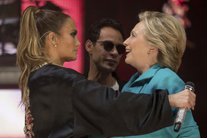 Per lietų nemokamai dainavusi Jennifer Lopez ragino balsuoti už Hillary Clinton
