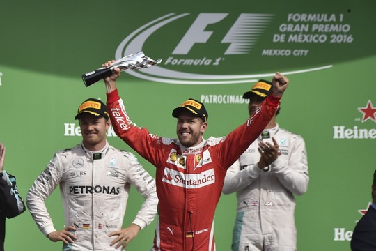 Ant nugalėtojų pakylos lipęs S. Vettelis su taure turės atsisveikinti