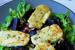 Gardu ir sveika: burokėlių salotos su keptu halumiu