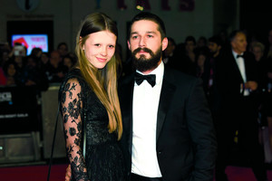 Performansas: Shią LaBeoufą moteris prievartavo jo draugės akyse