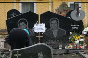 Per Vėlines prie romų kapų – tradicinės vaišės su alkoholiu