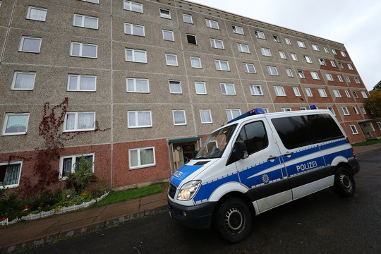 Vokietijoje įtariama džihadistė peiliu puolė policininkus