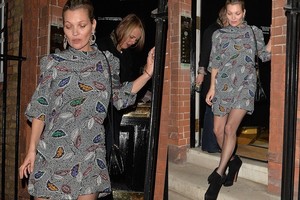 Kate Moss nebesiseka maskuoti alkoholio išvarginto veido