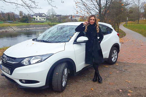 G. Stiklickienę sužadėtinis lepina dovanomis – padovanojo ir naujutėlaitį automobilį