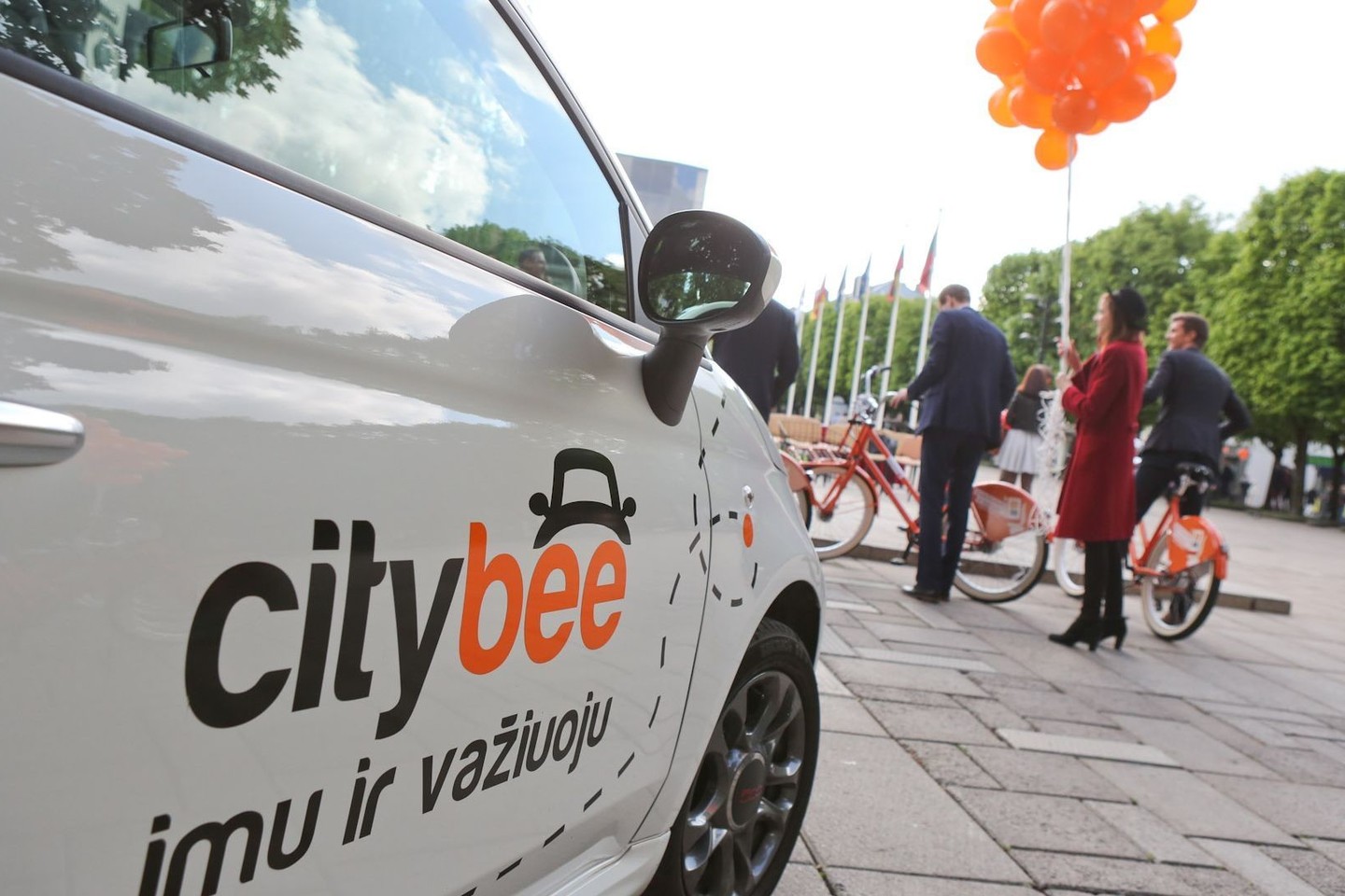 Visą mėnesį vyrai akcijos simboliu ūsais papuoštais „CityBee“ automobiliais tikrintis prostatos galės važiuoti nemokamai.