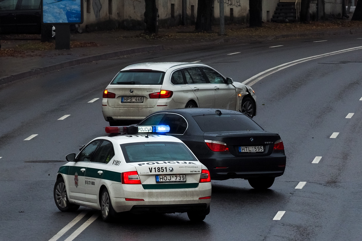 Vilniuje susidūrė du BMW, policija vairuotojams padėjo išsiaiškinti, kas kaltas.