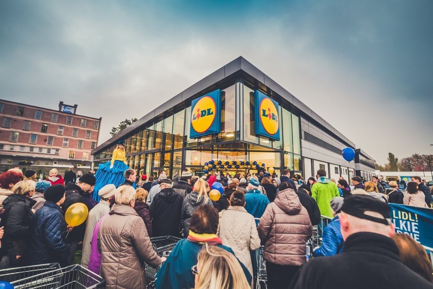 „Lidl“ savo pirmąją parduotuvę Lenkijoje atidarė 2002 metais. Pirmaisiais savo veiklos metais bendrovė turėjo 7 prekybos taškus, po dvejų metų – jau šimtą, o 2013 metais – 500.<br>Bendrovės nuotr.