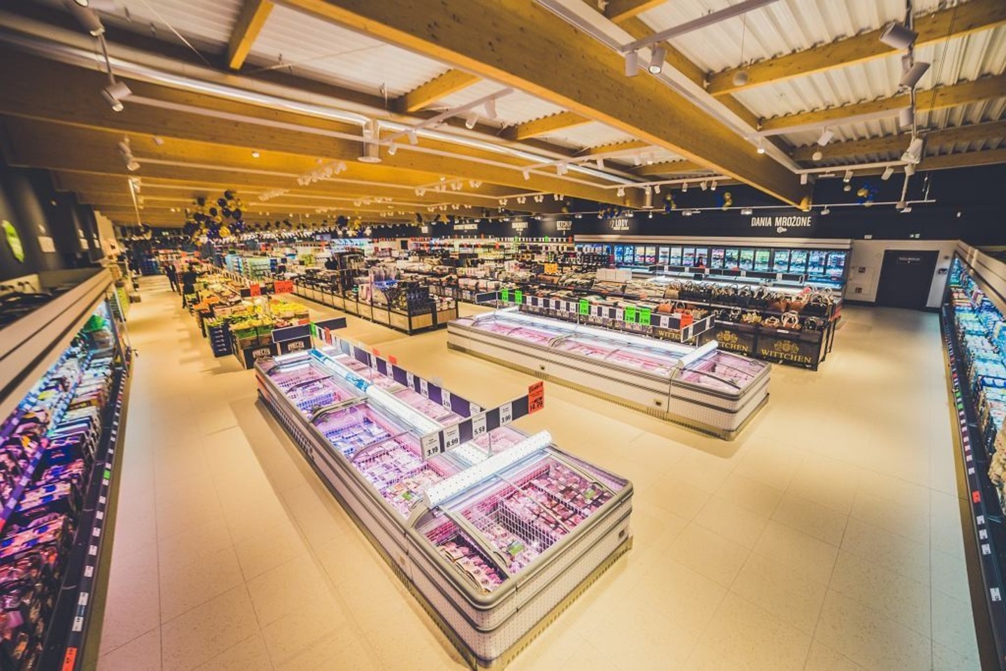 „Lidl“ savo pirmąją parduotuvę Lenkijoje atidarė 2002 metais. Pirmaisiais savo veiklos metais bendrovė turėjo 7 prekybos taškus, po dvejų metų – jau šimtą, o 2013 metais – 500.<br>Bendrovės nuotr.