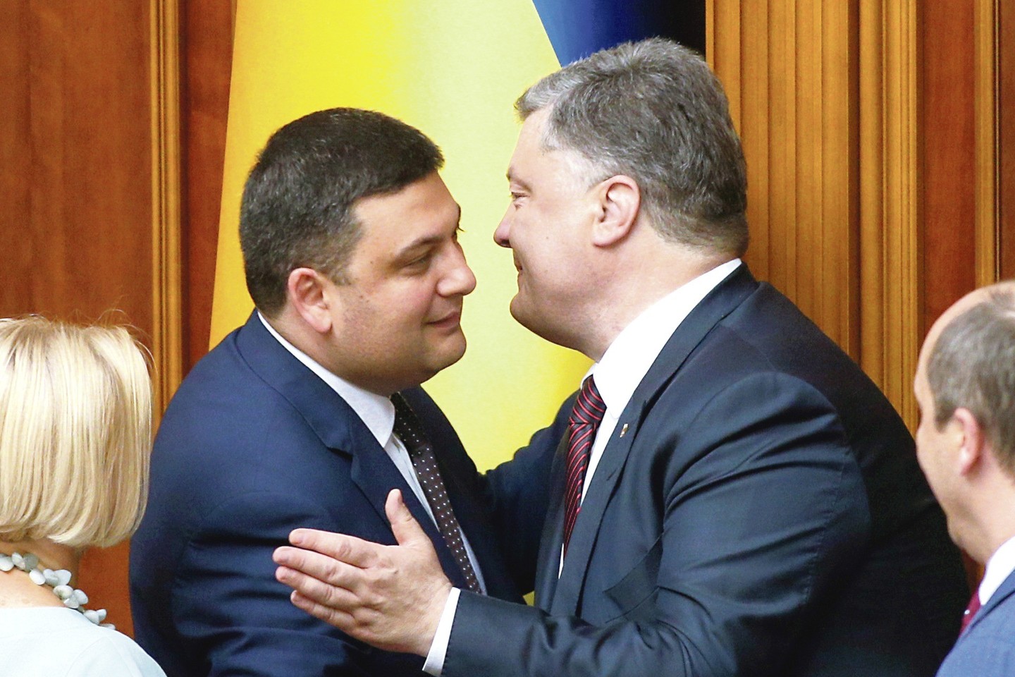 Ukrainos prezidentas P.Porošenka (dešinėje) ir premjeras M.Hroismanas sukaupę didelius turtus.