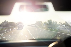 4 patarimai, kaip žiemą prižiūrėti stiklus, kad netektų vairuoti lyg rūke