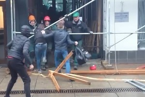 Neregėtas įžūlumas: Kaune dirbančius statybininkus užpuolė chuliganai