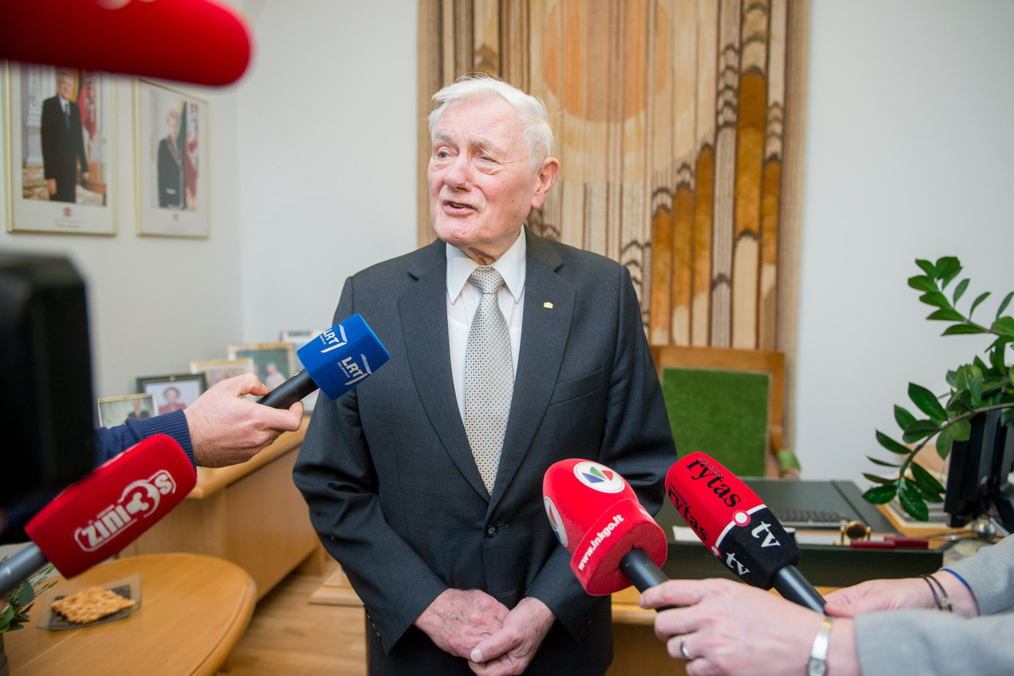 Praverdamas savo kabineto Prezidentūroje duris V.Adamkus teigė, kad labai vertina rodomą dėmesį ir su malonumu priima sveikinimus.