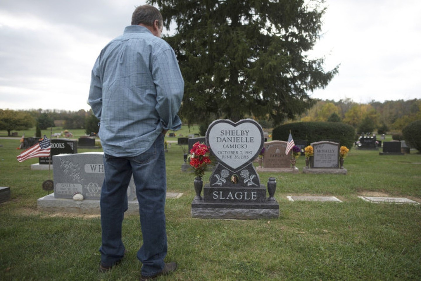 Shelby tėtis Craigas prie jos kapo.<br>AP nuotr.