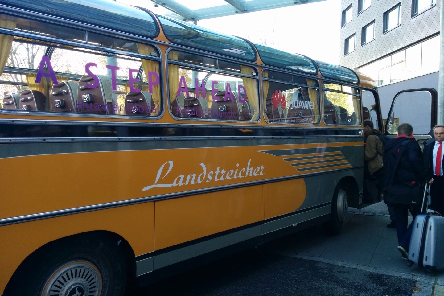 Į „Mate 9“ pristatymą žurnalistai buvo vežami senoviniu autobusu.<br>G.Gasiulio nuotr.