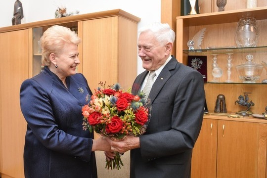 D.Grybauskaitė pasveikino V.Adamkų jubiliejaus proga