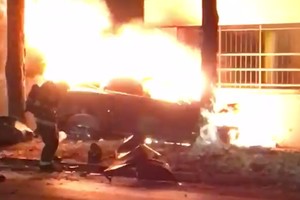 Tragiška „Tesla“ avarija: po smūgio į medį elektromobilis sprogo