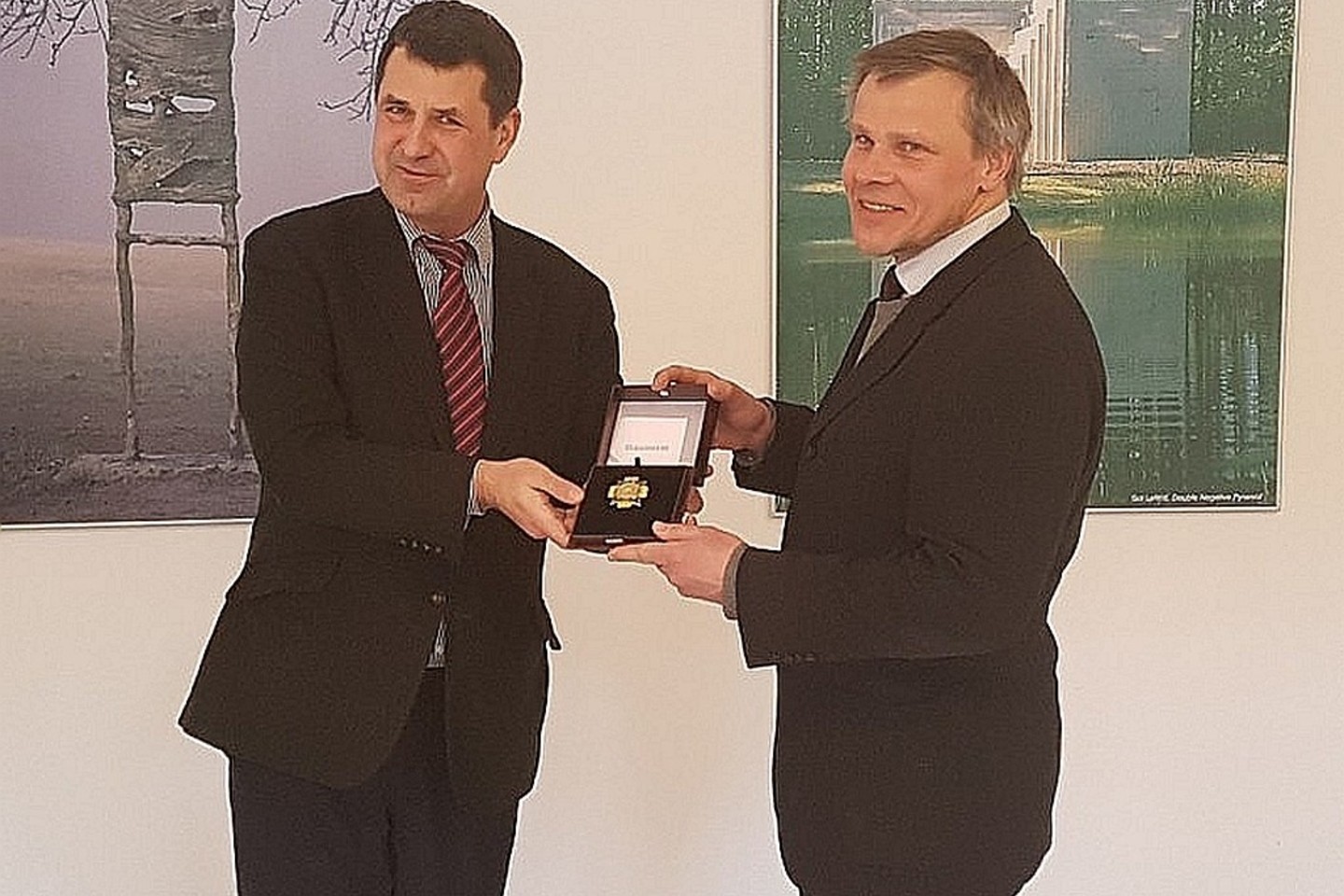 Apdovanojimą Gintarui Karosui (dešinėje) įteikė kultūros viceministras Romas Jarockis.<br>Kultūros ministerijos nuotr.