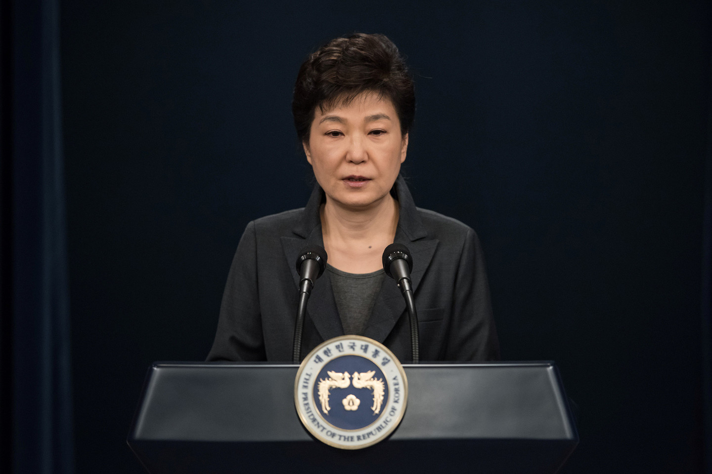 Pietų Korėjos prezidentė Park Geun-hye atsiprašė dėl šalį krečiančio skandalo.<br>„Reuters“/“Scanpix“ nuotr.