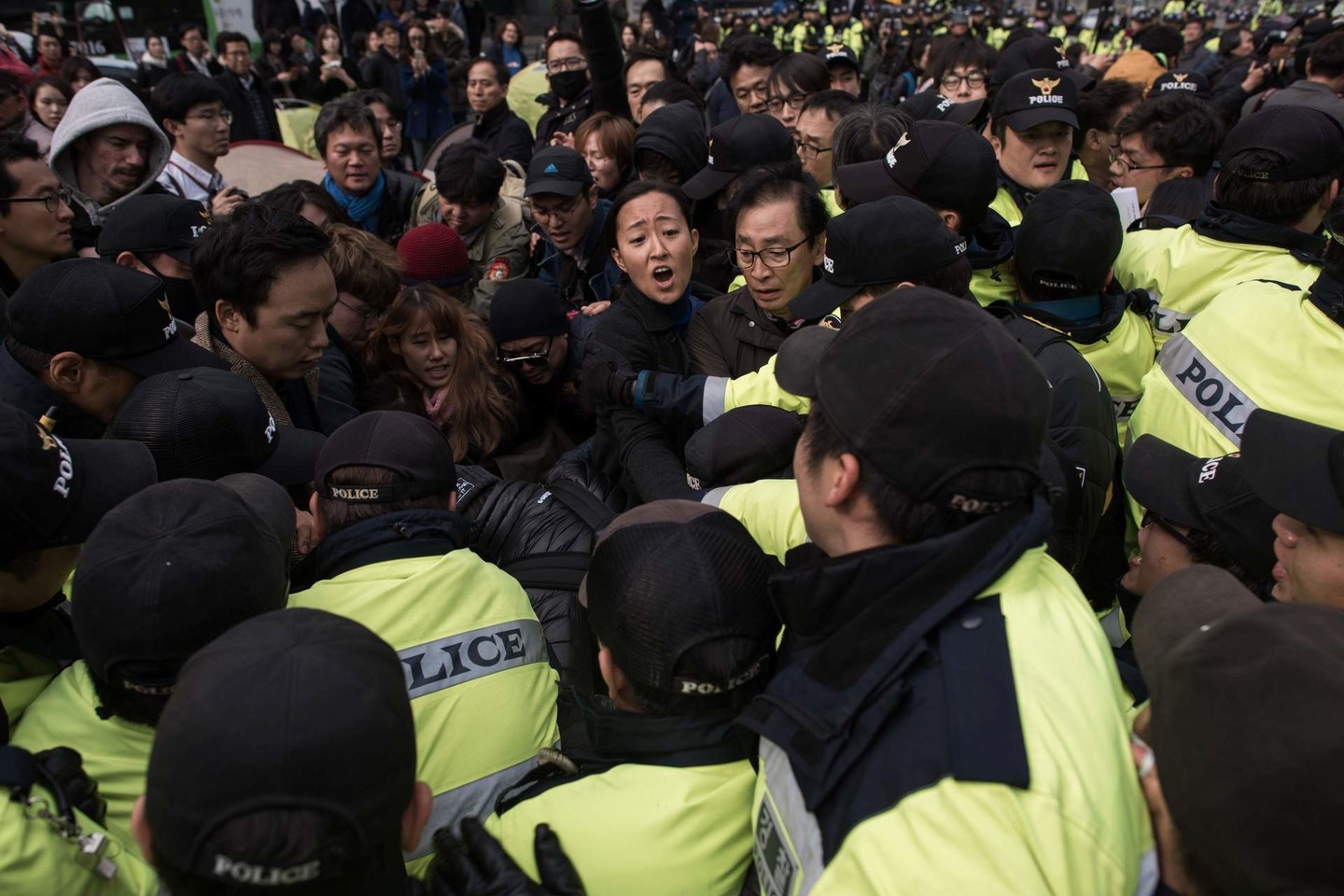 Prezidentę palaiko vos 5 proc. Pietų Korėjos gyventojų, o vis daugiau žmonių reikalauja jos atsistatydinti.<br>AFP/“Scanpix“ nuotr.