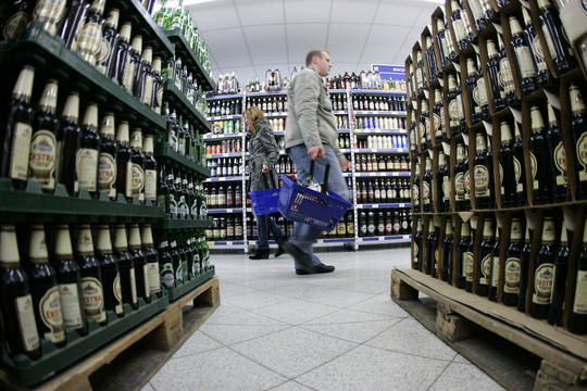 Akcijos alkoholiui. Ar tikrai jos dingo ir kaip rasti pigesnių gėrimų?