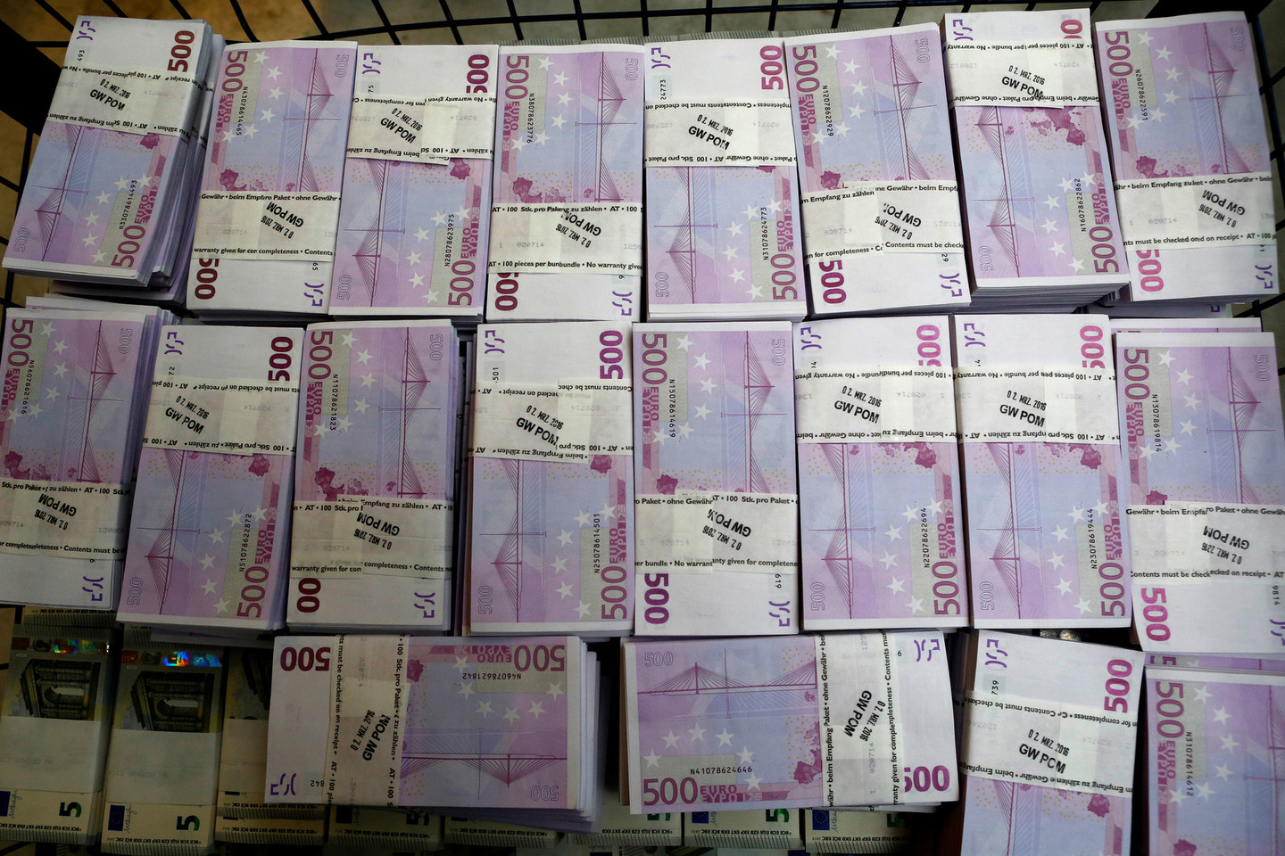 Europos centrinio banko duomenys rodo, kad rinkoje atsiranda vis daugiau padirbtų eurų.<br>Reuters/Scanpix nuotr.