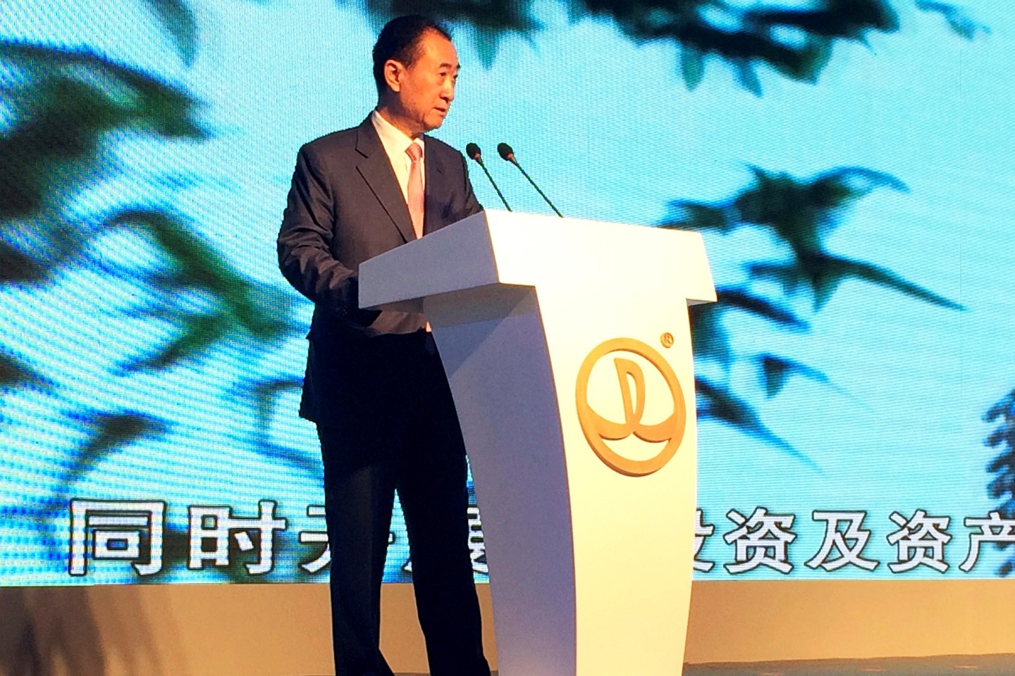 Kinijos korporacija „Dalian Wanda“, priklausanti turtingiausiam Kinijos piliečiui Vang Dzianliniui (Wang Jianlin), perka JAV bendrovės „Dick Clark Productions“ (DCP), kuriančios įvairias televizijos pramogines programas, visą akcijų paketą.