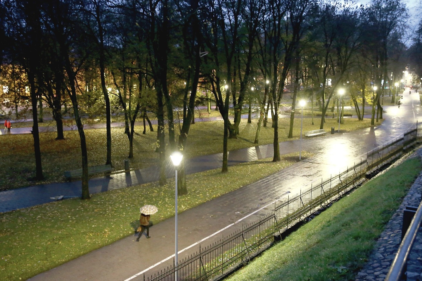 Nuo šio rudens vilniečiai Pilių parke vakarais galės jaustis saugiau ir patogiau.