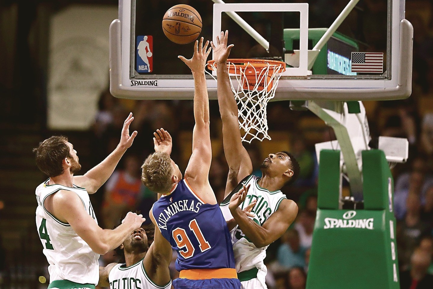 „Knicks“ žaidėju tapęs M.Kuzminskas kol kas negauna svarbaus vaidmens NBA, bet sirgalių meilę jau pelnė.<br>AFP/„Scanpix“ nuotr.