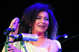 Dainininkei Arinai teko santykius aiškintis kumščiais