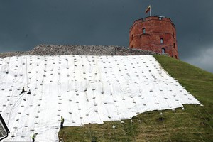 Į griūvantį Gedimino kalną žvelgiantį portugalą glumina nemokšos lietuviai