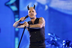 Robbie Williamsas žurnalo seksualinėms mažumoms viršelyje stojo nuogas