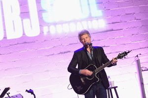 Bon Jovi palaiko Hillary Clinton