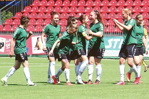 Moterys įrodė: futbolas joms tinka