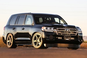 Prabangų „Toyota“ visureigį pavertė 2000 AG galios greičio mašina