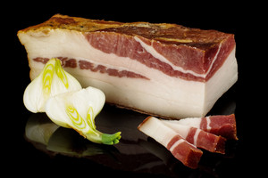 Onkologas ragina kasdien valgyti lašinius ir nevengti druskos