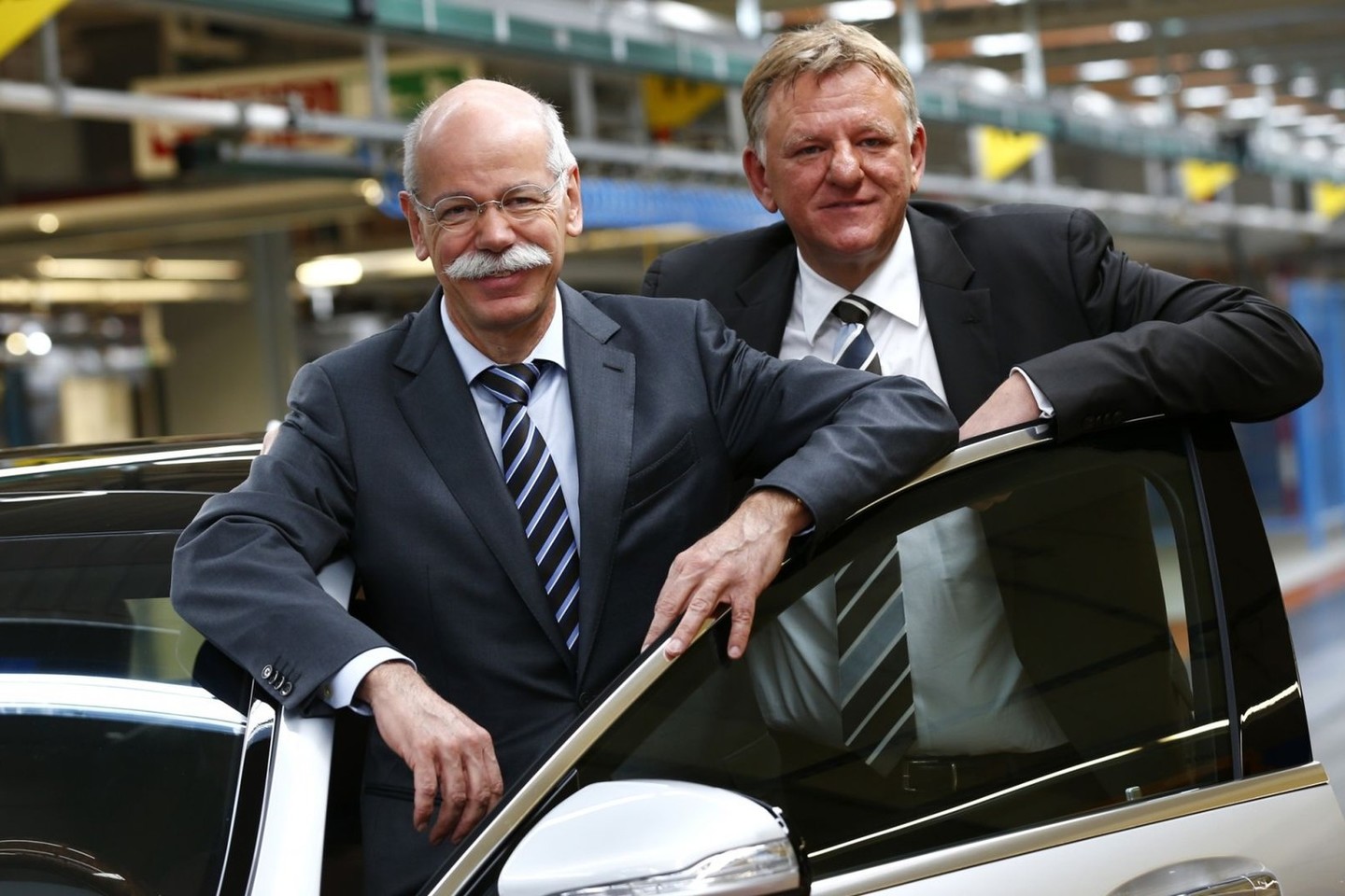 „Volkswagen“ koncerno valdybos narys Andreas Renschleris (pirmas iš kairės) sako, kad Lietuvos geografinė nebūtų lemiantis faktorius planuojant investicijas.<br>Reuters/Scanpix nuotr.
