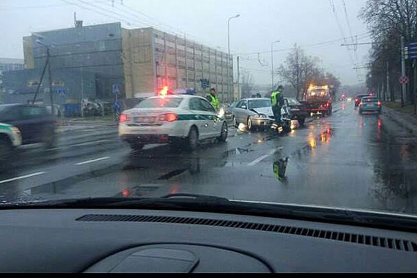 Vilniuje susidūrus automobiliams sužeista moteris.