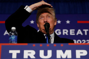 D. Trumpas piktinasi H.Clinton išteisinusio FTB elgesiu