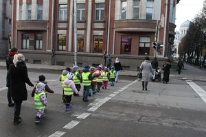 Pamatę, kuo dirba draugo mama, darželinukai užbadė pirštais
