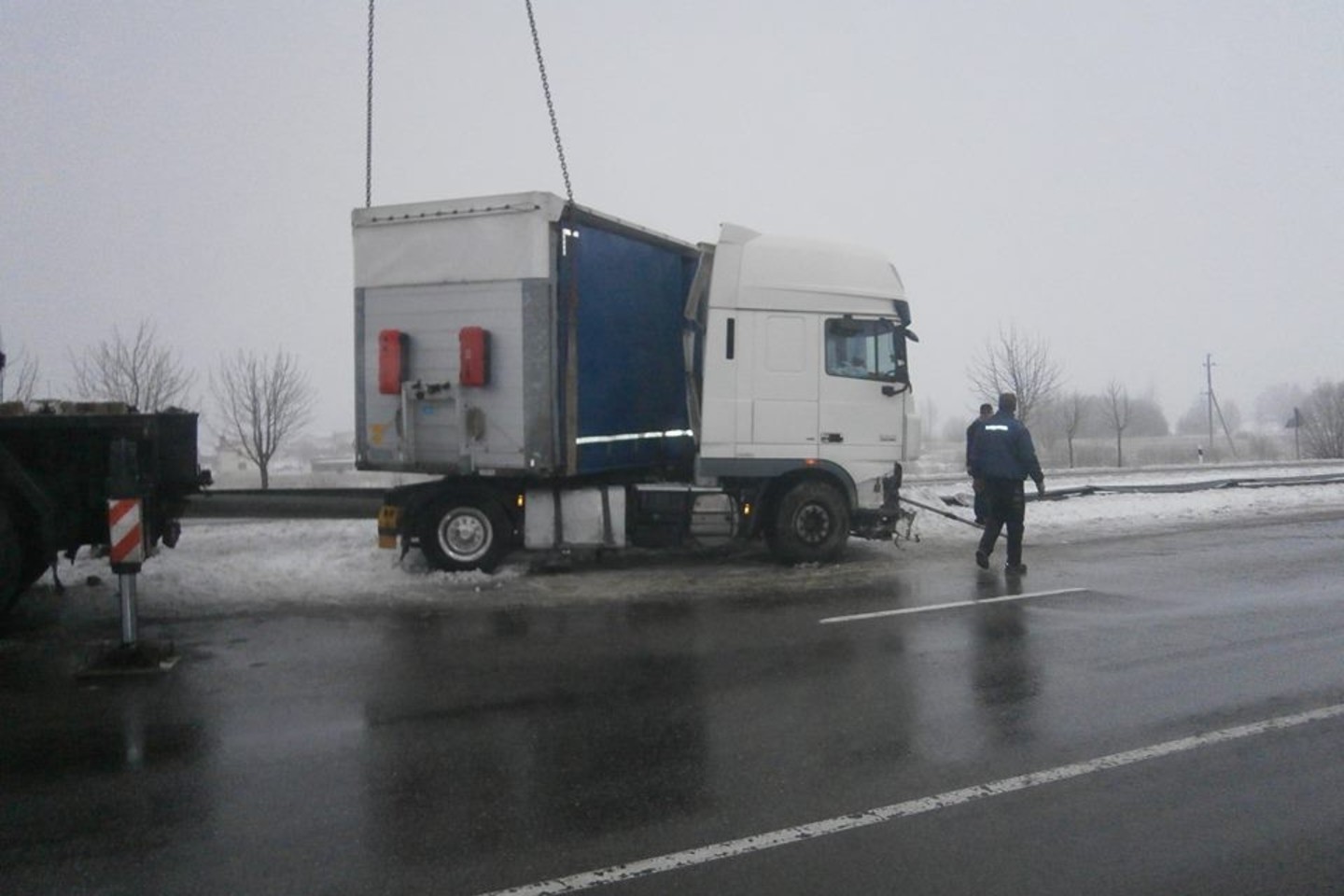 Netoli Šiaulių ant atitvarų pakibo latvio vilkikas, sutrikdytas eismas.