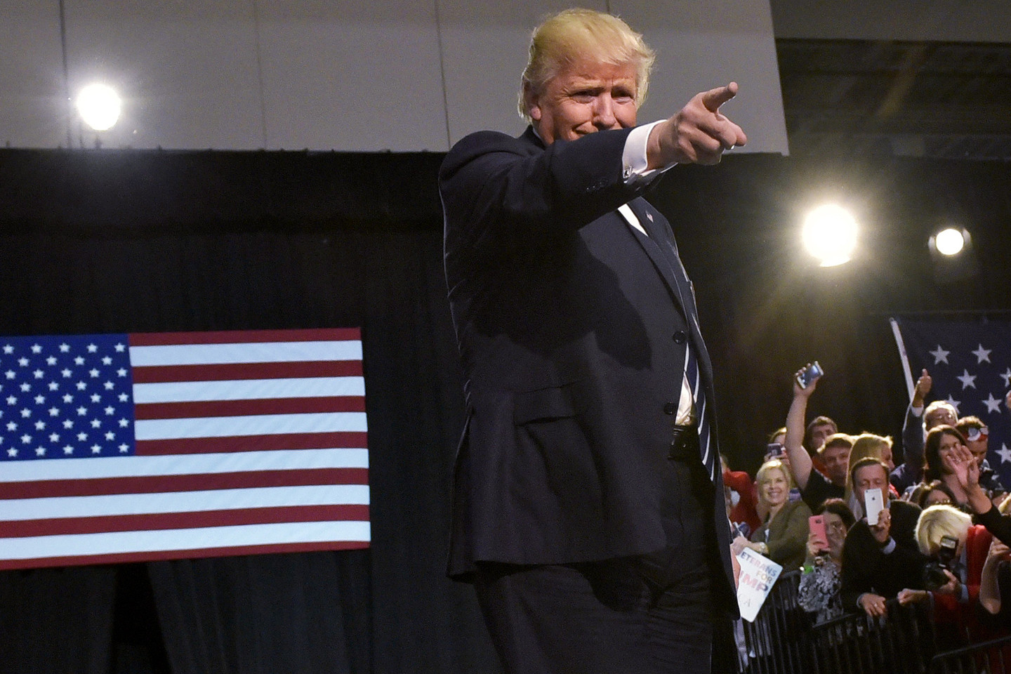 D.Trumpas pirmauja suskaičiavus pirmuosius rezultatus iš vidurnaktį Naujajame Hampšyre vykusio balsavimo.