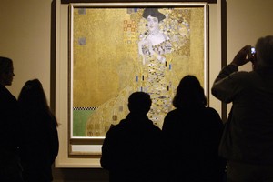 Specialiosios policijos pajėgos įsiveržė į viešbutį ir suėmė klastotojų gaują