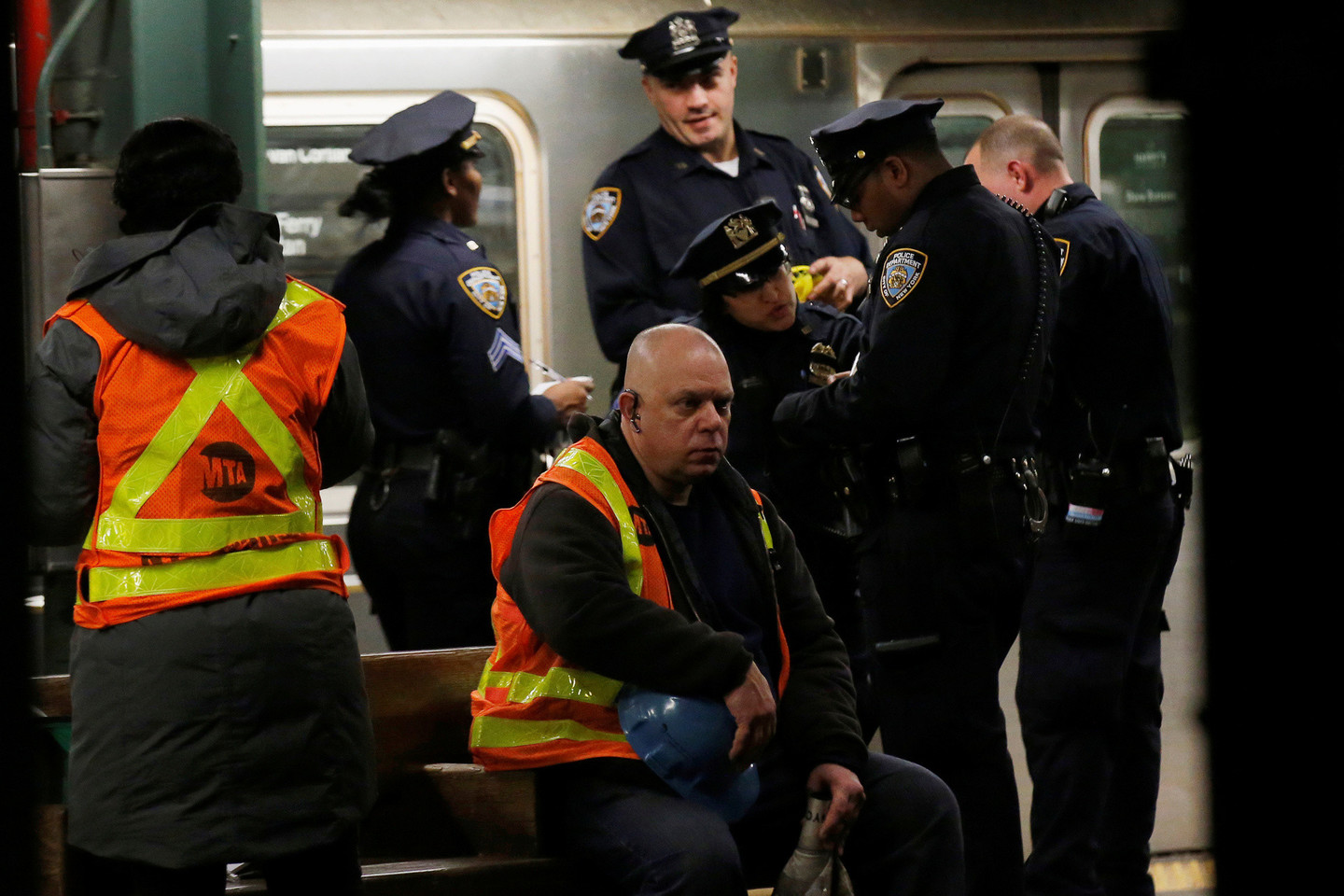 Niujorke ant bėgių priešais traukinį tyčia buvo nustumta moteris.<br>„Reuters“/“Scanpix“ nuotr.