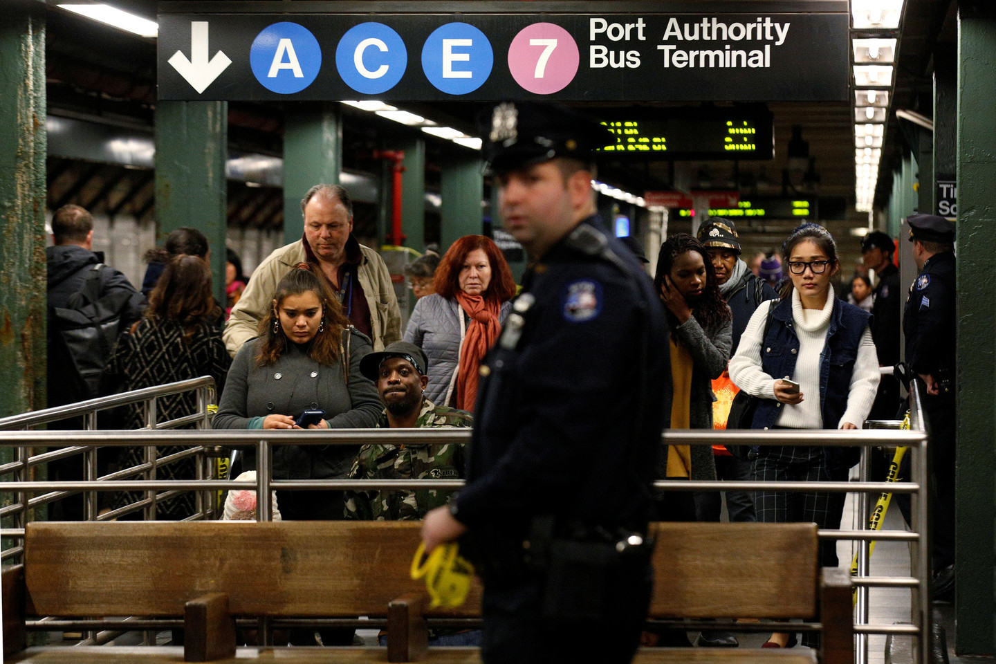 Niujorke ant bėgių priešais traukinį tyčia buvo nustumta moteris.<br>„Reuters“/“Scanpix“ nuotr.