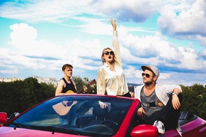 „Liūdni slibinai“ dalinasi daina apie mumyse gyvenančius raudonosius