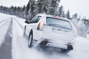 6 pavojingos klaidos, kurias slidžiame kelyje daro dauguma vairuotojų