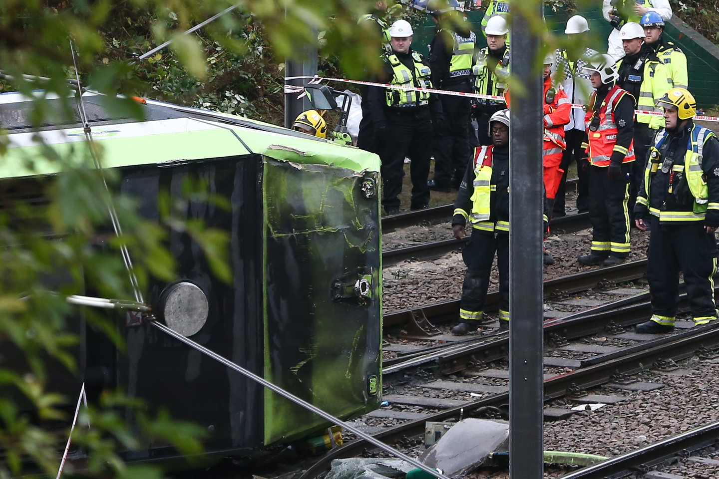Londone trečiadienį prieš aušrą nuo bėgių nuvažiavus tramvajui, keli žmonės buvo sužeisti, keli įstrigo vagonuose, pranešė gelbėtojai.