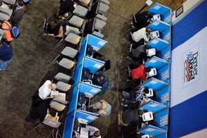 Kaip balsavo amerikiečiai: eilės, gedimai, susistumdymai ir šaudynės